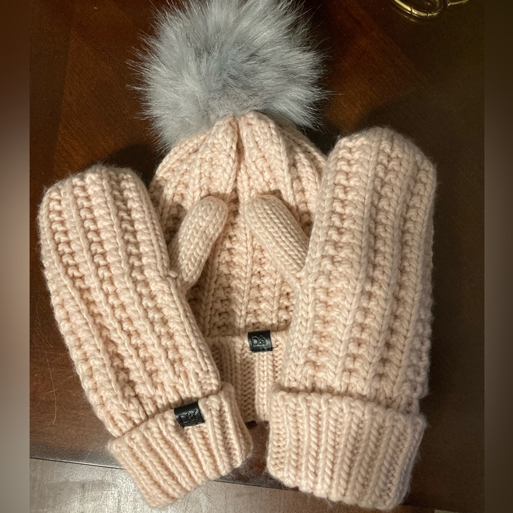 David and Young Pink Cable Knit Hat and Mitten Set with faux fur grey PomPom
